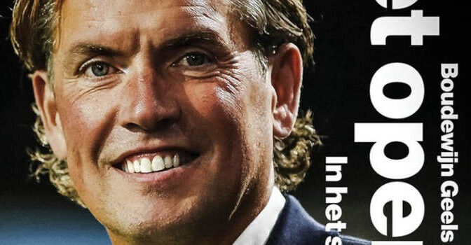 Met open vizier boek over trainer Alex Pastoor van Boudewijn Geels