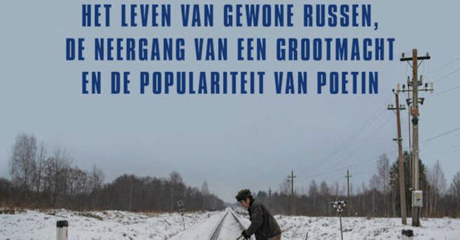 Rusland begint hier boek over Het leven van gewone Russen, de neergang van een grootmacht en de populariteit van Poetin van Howard Amos